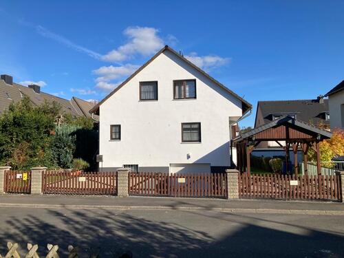 Foto - Freistehendes Einfamilienhaus mit Garage, Carport und Garten