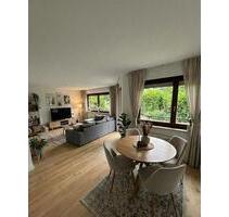 Möblierte & Moderne, kernsanierte 2-Zimmer-Wohnung mit Balkon, TG-Stellplatz – zentral in Leonberg