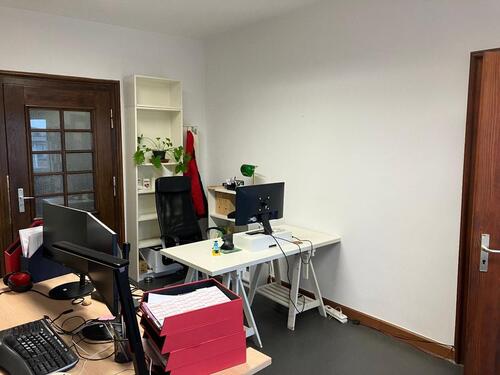 Foto - Sonniger ArbeitsplatzSchreibtisch Gemeinschaftsbüro Großmarkt