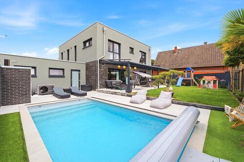 Foto - Neuwertiges Einfamilienhaus mit Pool, Doppelgarage und Carport