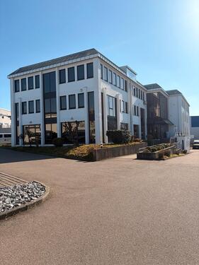 Foto - Bürofläche mit 4 Räumen, Terrasse, Küche und Bad