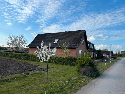 Foto - Zur Miete: Zweifamilienhaus in Barrien, 5 Garagen und viel Platz