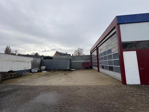 Foto - KfZ-Hallenteil an vielbefahrener Bundesstraße