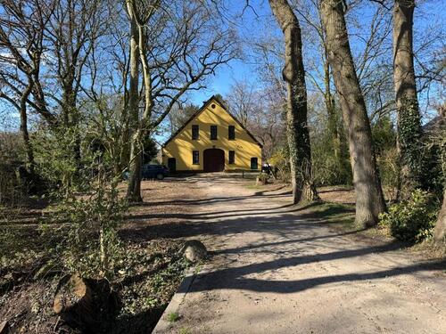 Foto - Bauernhaushälfte mit Pferdeboxen als Lagerraum, Wohnmobilplatz