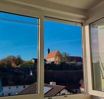 Sonnige 2-Zimmer-DG-Wohnung mit Einbauküche, Fußbodenheizung - Niederviehbach