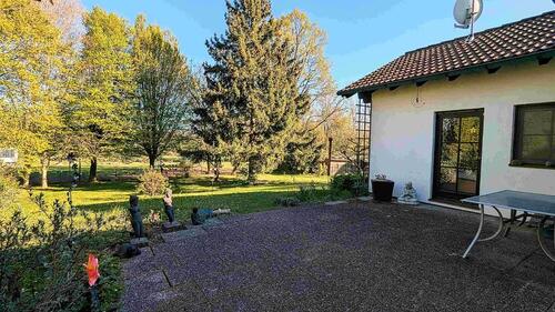 Foto - Idyllisches Bungalow mit großen Naturgarten