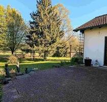 Idyllisches Bungalow mit großen Naturgarten - Igling