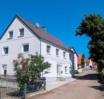 Ruhige, schöne 61m² EG-Wohnung, 2-Zimmer-KB, Stellplatz, Terrasse - Buttenwiesen