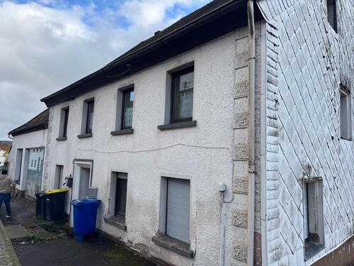 Foto - Haus mit zwei Wohnungen und Laden