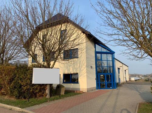 Foto - Gepflegtes Gewerbeobjekt mit HalleWerkstatt, Büro und Wohnung