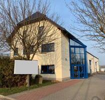 Gepflegtes Gewerbeobjekt mit HalleWerkstatt, Büro und Wohnung - Farnstädt