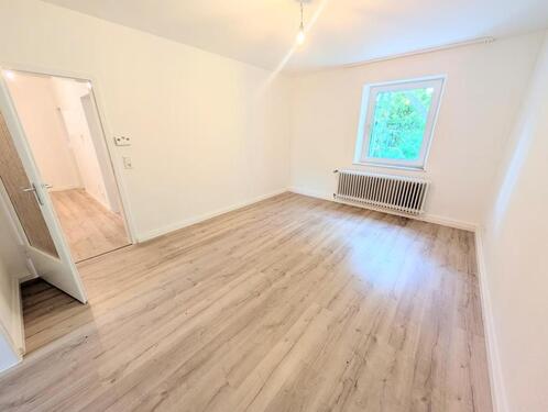 Foto - **Frisch renoviert: +neuer Laminat +weiße Wände +neues Tageslichtbad +gemütlich**