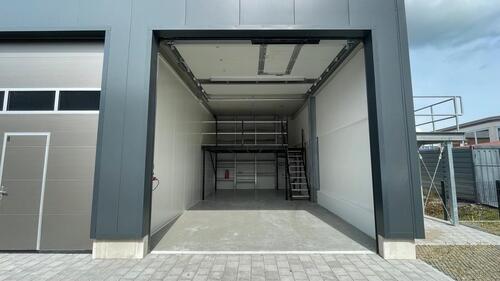 Foto - Vielseitige Lager-Gewerbehalle mit Rolltor & Lagerbühne