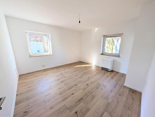Foto - **Jetzt zugreifen: +neuer Laminat +weiße Wände +modernes Tageslichtbad +Loggia**