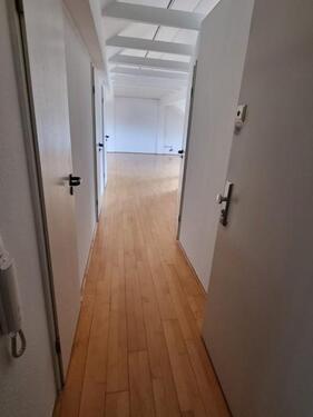 Foto - Tolle Dachgeschosswohnung mit großem Wohnraum und Parkettboden