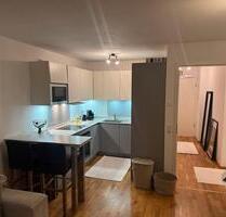 Helle 2-Zimmer-Wohnung mit großem Balkon, Garage & möbl Inventar - München Am Riesenfeld