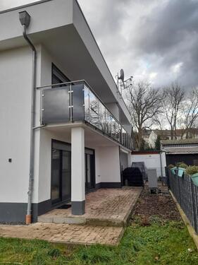Foto - Moderne Doppelhaushälfte mit Garten, Terasse & Carport