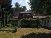 Foto - Haus mit Garten und Teich, am Wald