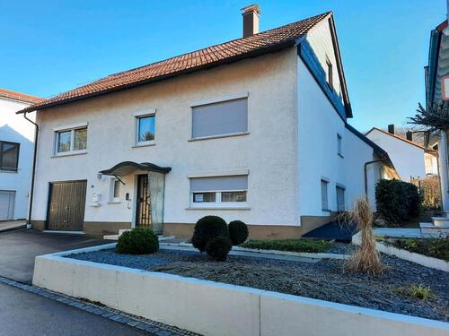 Foto - Einfamilienhaus mit Einliegerwohnung und Garten