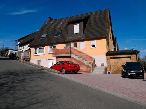 Foto - Großzügiges Zweifamilienhaus mit 8 Zimmern und viel Potenzial