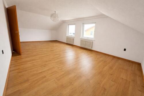 Foto - 3-Zimmerwohnung frisch renoviert im Dachgeschoss zu vermieten