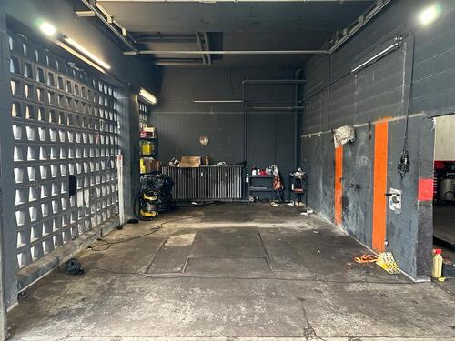 Foto - Werkstatt mit 2 Hallen und 20 Stellplätzen zu vermieten