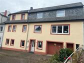 Foto - Großes Einfamilienhaus mit Garten