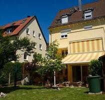 Helle 2,5-Zi.-DG-Wohnung mit Fernblick & EBK | ruhig gelegen - Stuttgart Bad Cannstatt