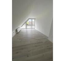 Sehr schöne modernisierte 2 Zimmer Dachgeschosswohnung inkl. Tiefgarage - Nürnberg Zerzabelshof