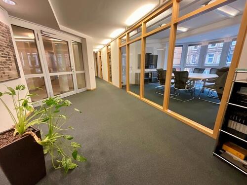 Foto - Helle Büroräume mit Aufzug, Klimaanlage und Parkplätzen in Braunschweig