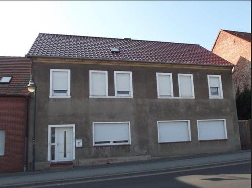 Foto - Einfamilienhaus und Nebengebäude mit kleinem Grundstück