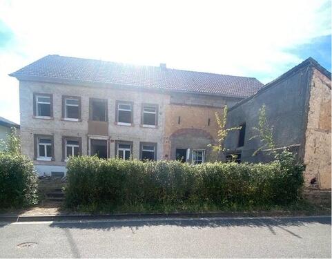 Foto - Bauernhaus mit Scheune auf großem Grundstück