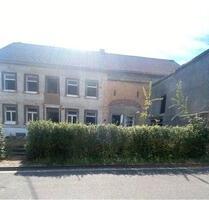 Bauernhaus mit Scheune auf großem Grundstück - Pelm