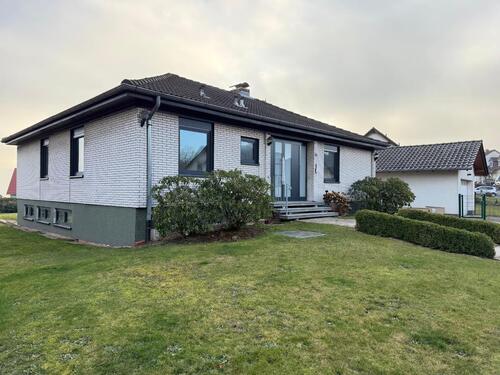 Foto - Freistehender Bungalow mit Doppelparkergarage