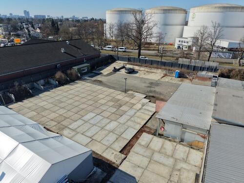 Foto - TOP LAGE DIREKT IN NEUKÖLLN AN DER AUTOBAHN! BETONIERTE FREIFLÄCHE MIT WERKSTATT + LAGER-HALLE GRUNDSTÜCK GEWERBEFLÄCHE UBER PARKPLÄTZE AUTOVERMIETUNG