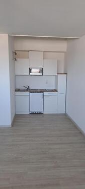 Foto - Große Einzimmer mit Einbauküche, Bad und Flur