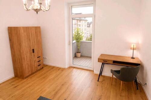 Foto - Großes möbliertes Zimmer mit Balkon 