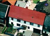 Foto - Haus mit Hinterhof und großer Toreinfahrt