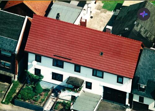 Foto - Haus mit Hinterhof und großer Toreinfahrt