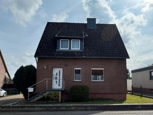 Foto - Freistehendes Einfamilienhaus mit großem Grundstück