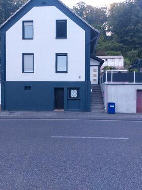 Foto - Blick ins Grüne Haus mit großem Grundstück