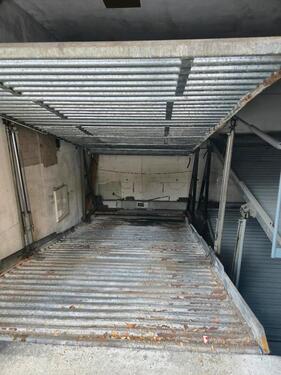 Foto - Unterer Parkplatz in einer Doppelparkergarage