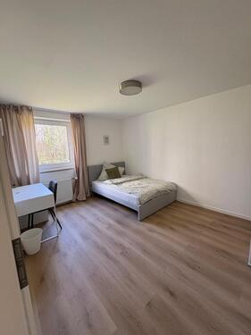 Foto - In dieser hochwertig sanierten 4-Zimmer-Wohnung wird ein einzelnes, vollständig möbliertes WG-Zimmer zur Miete angeboten. Die Wohnfläche des Zimmers beträgt circa 15 Quadratmeter. Die...