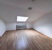 Helle Dachgeschosswohnung mit Garten und Stellplatz - Hemhofen