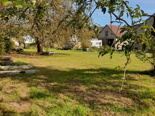 Foto - Bauernhof, Scheune und großer Garten