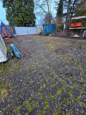 Foto - Lagerplatz mit einer kleinen Halle und drei Containern