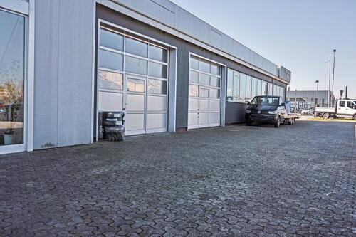 Foto - Werkhalle mit Lackiererei zur Miete am Autohaus - Top Standort