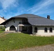 Walmdachvilla und Altbestand (abbruchreif)auf großem Grundstück - Puchheim