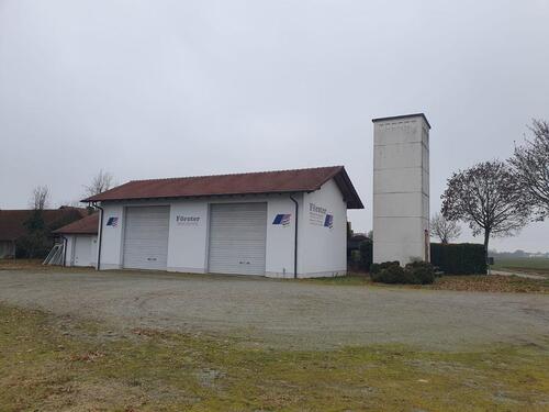 Foto - Gewerbehalle auf großem Grundstück mit direkter Autobahnlage
