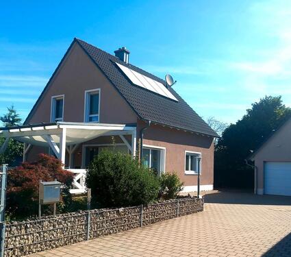 Foto - Einfamilienhaus, Effizienzhaus 55, überdachte Terrasse und Garten